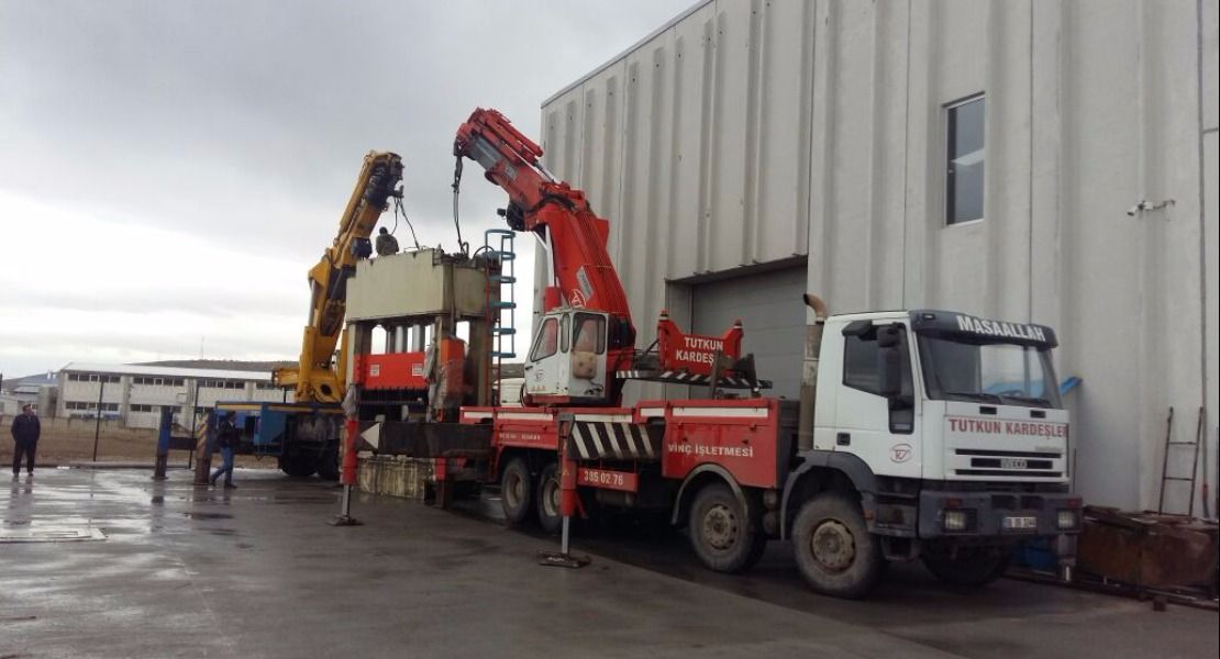 Organize sanayi sitesinde fabrikada 2 ad 80 tonluk hiyapla dik pres yerleştirme