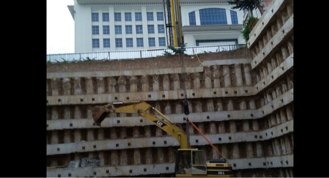 İnşaat Temelinden Paletli Kepçe Çıkarılması