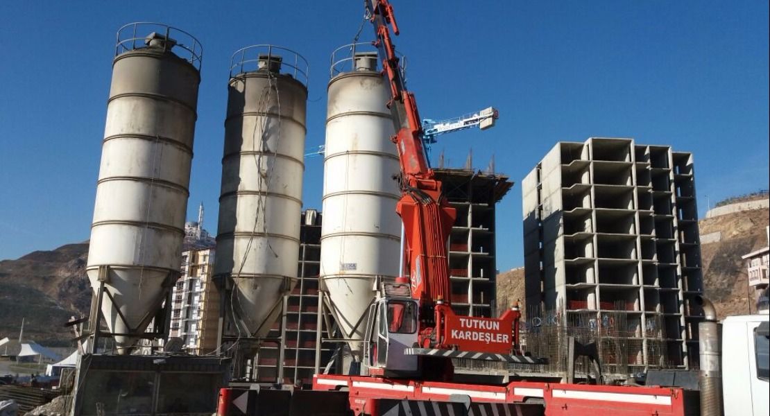 100 Tonluk hiyap vinçle beton santralinin siloları ve ekipmanlarının sökümü