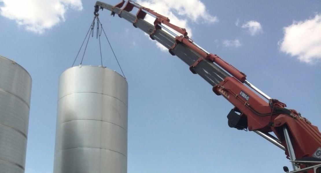 Ünsa makina ltd şti firmasınn fabrikasında 60 tonluk hiyap vinçle sloyerleştirme ve slo dikme
