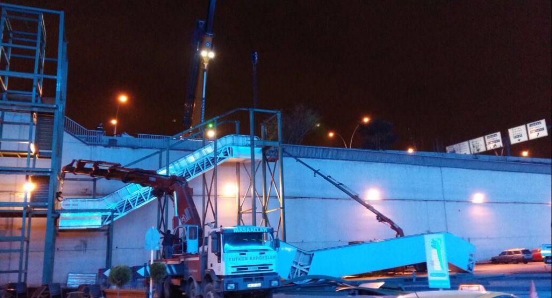 250 Tonluk  mobil vinç ve 75 tonluk hiyap vinçle yürüyen merdiven montajı