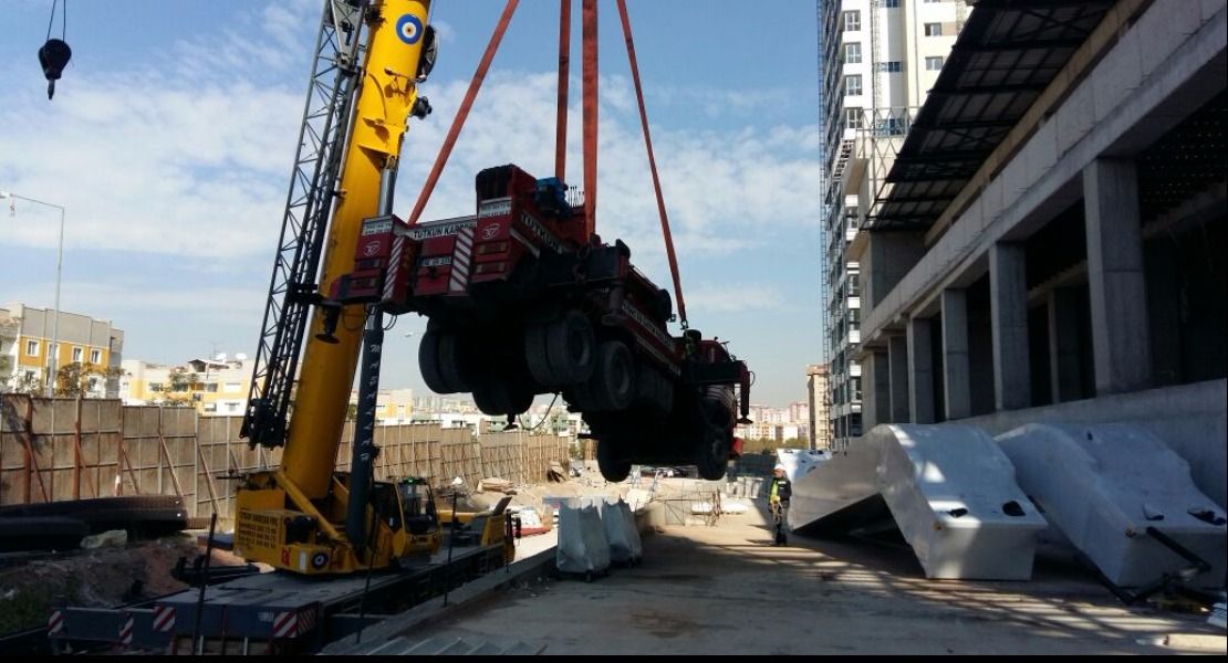 220 Tonluk mobil vinçle 40 tonluk hiyap vinci yürüyen merdiven montajı için çatıya çıkarma