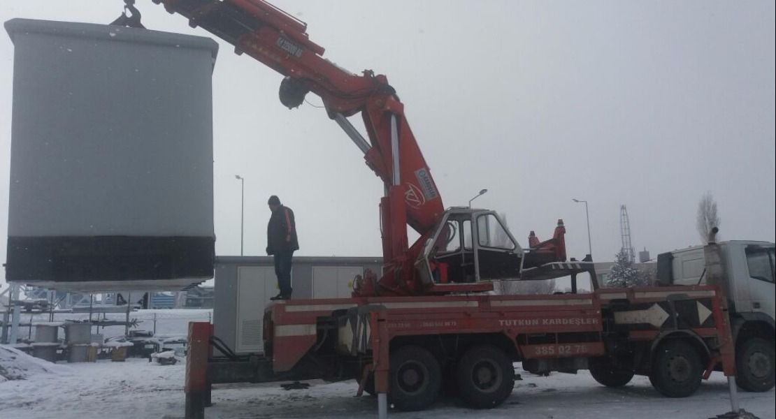 100 Tonluk hiyap vinçle beton köşk indirme