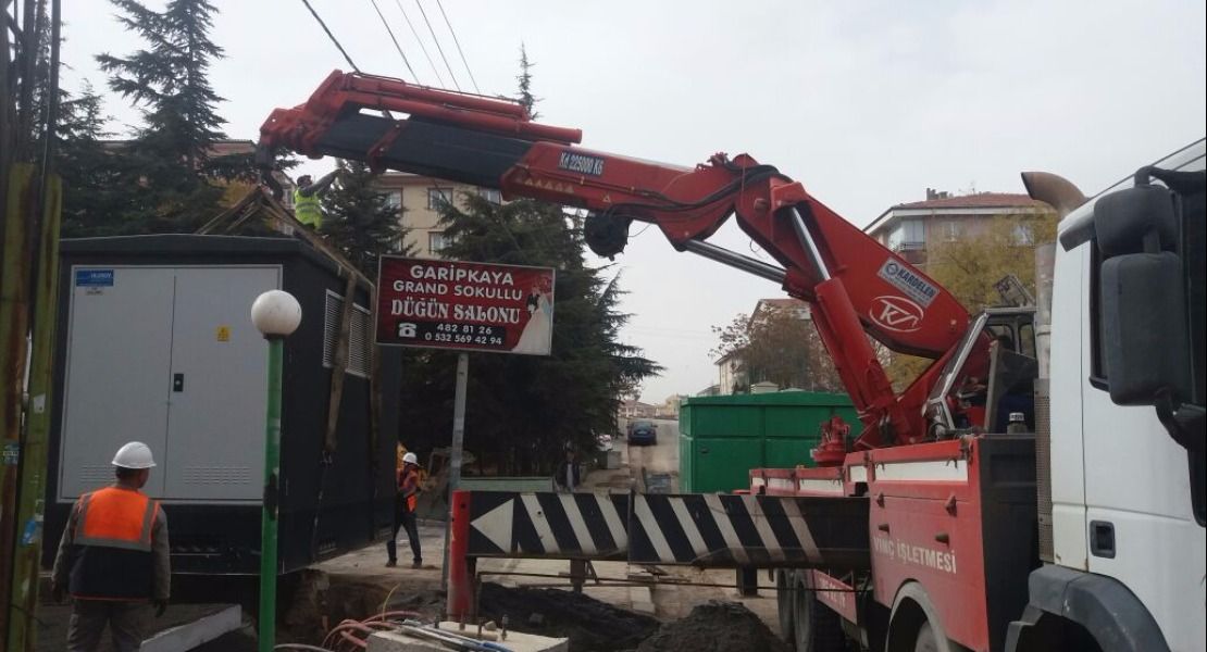 100 Tonluk hiyap vinçle trafo beton köşkü yerleştirme