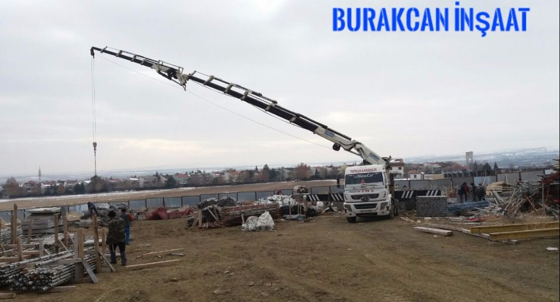 Burak can inşaatta inşaat sahasında 35 tonluk hiyap vinçle iskele demiri aktarma