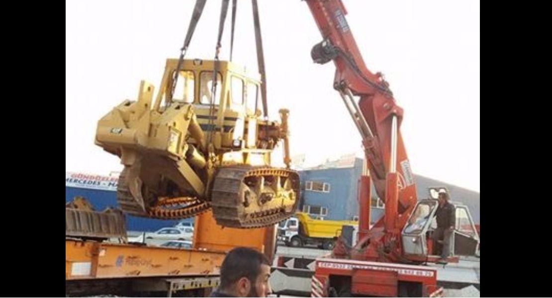 100 Tonluk hiyap vinçle tırdan paletli işmakinası indirilmesi