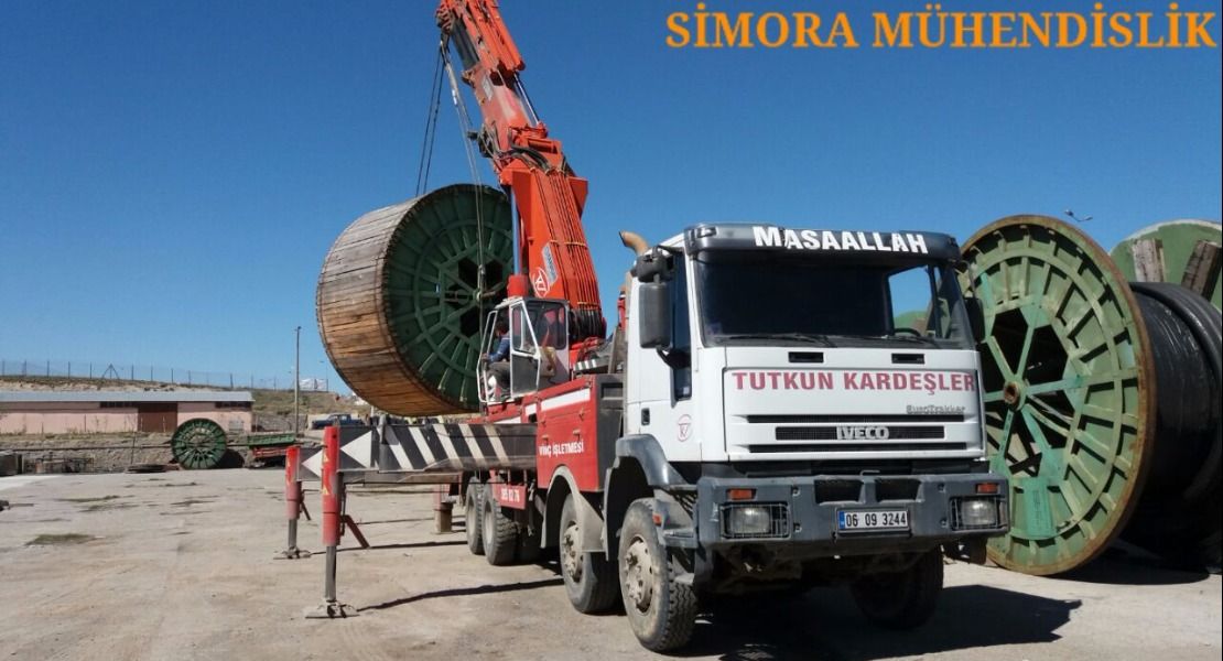 Simora mühendislikte 75 tonluk hiyap vinçle 25 ton ağırlığında elektirik kablosu indirme ve yerleştirme